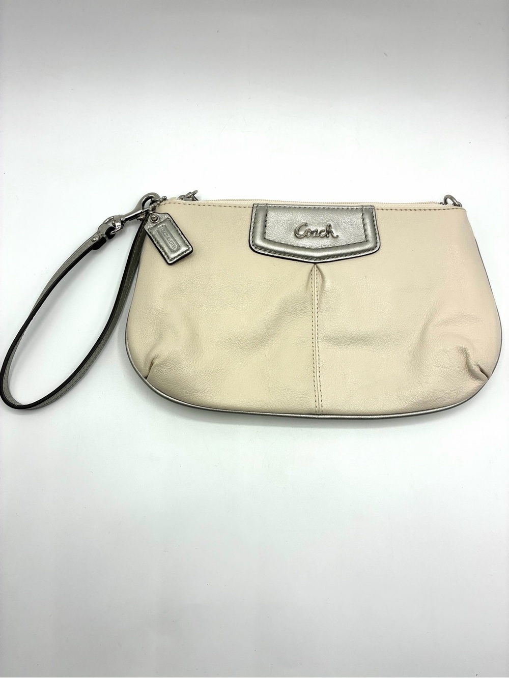Coach Cream Leather Wristlet Clutch Pink Lining Silver Hangtag